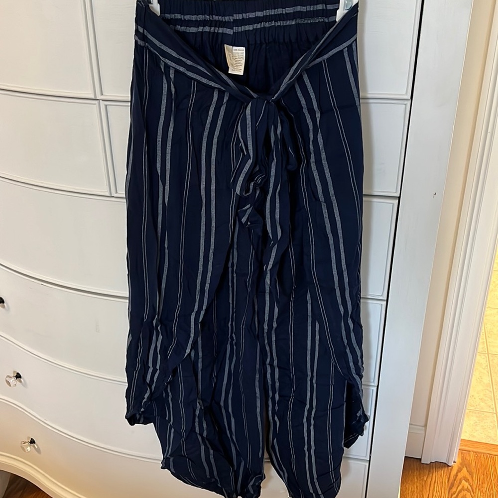 Split thigh tie waist pants. 100% viscose material. Navy blue and white stripes.